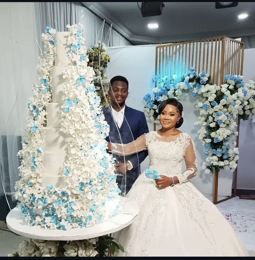 Blue and white wedding cake